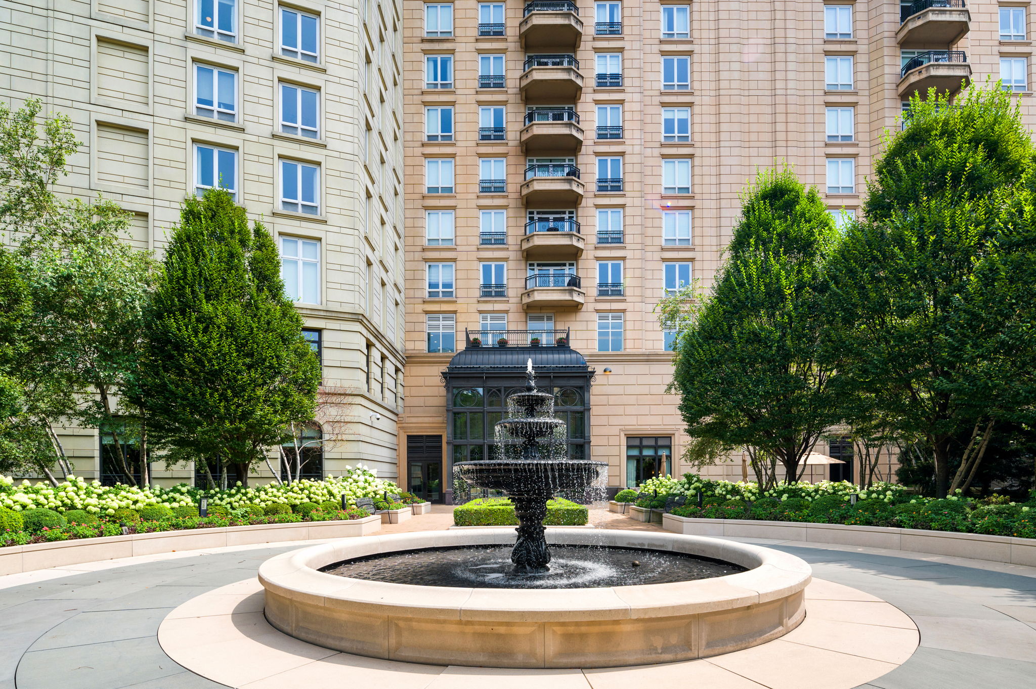 Lincoln park 2550 courtyard